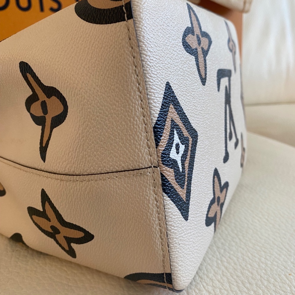 Louis Vuitton NeoNoe Wild at Heart - Picture 7 of 15